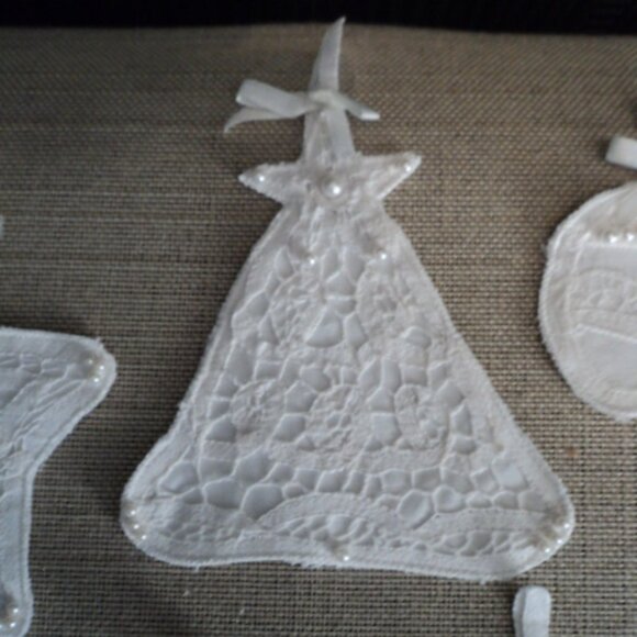 Battenburg Lace Christmas pearl ornaments~ lot of 5 - Picture 3 of 8